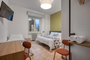 Schlafzimmer mit einem Bett, einem Tisch und Stühlen in der Unterkunft Easy Stay Terni in Terni
