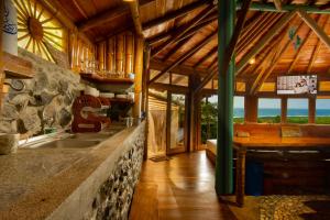 - une cuisine avec un évier et un mur en pierre dans l'établissement Cabañas Cochapunko I Espectacular vista 360, à Ayampe