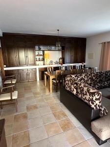 a bedroom with a bed and a table and a kitchen at Casa do Pote in Campo Maior