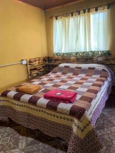 ein Schlafzimmer mit einem Bett mit zwei Kissen darauf in der Unterkunft hospedaje don mario in San Ignacio