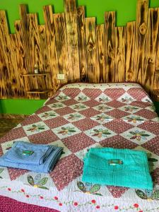 ein Bett mit zwei Handtüchern auf einer Decke in der Unterkunft hospedaje don mario in San Ignacio