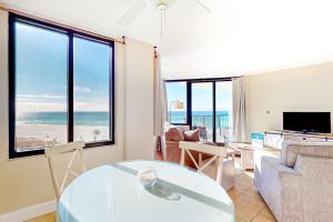 sala de estar con vistas al océano en Sunbird #408E, en Panama City Beach