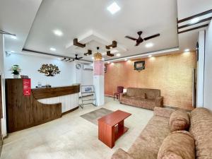 uma sala de estar com um sofá e um bar em Hotel Subham Beach inn ! PURI near-sea-beach-and-temple fully-air-conditioned-hotel with-lift-and-parking-facility em Puri