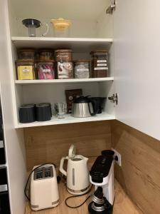 Kohvi ja tee valmistamise võimalus majutusasutuses Gîte Le Chambougeal avec spa privatif +12 fotot