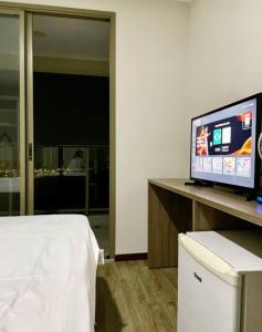 1 dormitorio con 1 cama y TV en la barra en Suíte Master - com vista panorâmica!!!, en Río de Janeiro