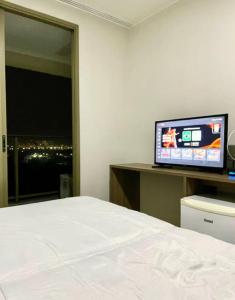 1 dormitorio con 1 cama y TV de pantalla plana en Suíte Master - com vista panorâmica!!!, en Río de Janeiro