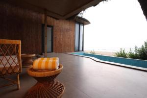 Kurma A Private Beach内部或周边的泳池