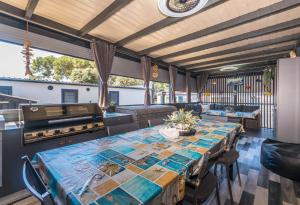eine Küche und ein Esszimmer mit einem Tisch und einem Herd in der Unterkunft Mobile Home SIMBA in Biograd na Moru