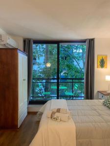 モンテビデオにあるCompleto Monoambiente de Montevideo Blissのベッドルーム1室(ベッド1台、大きな窓付)