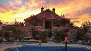una casa con piscina frente a la puesta de sol en Charming Villa La Mar, en Albox