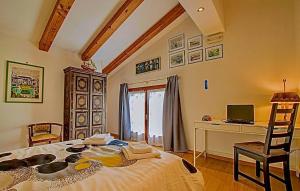 1 dormitorio con 1 cama y escritorio con ordenador en CA' LEONE - Sans Souci - Apartment with Pool en Mira