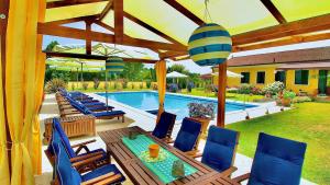 un patio con sillas, una mesa y una piscina en CA' LEONE - Sans Souci - Apartment with Pool en Mira
