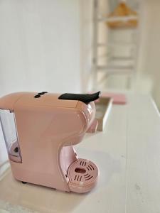 una máquina de coser rosa sentada en el suelo en Villa Morena, en Finestrat