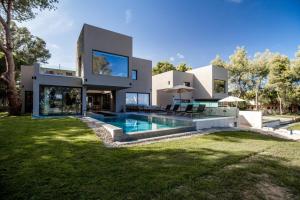 uma casa grande com piscina no quintal em Luxury Villa Mon II Vassilikos em Vasilikos