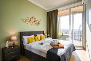 1 dormitorio con 1 cama grande y balcón en hotelise l Riverview Apartment, en Ereván