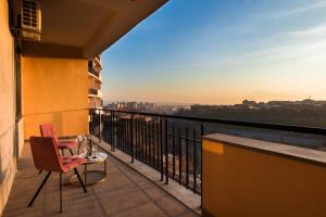 - Balcón con mesa y silla en un edificio en hotelise l Riverview Apartment, en Ereván