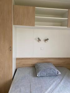 Una cama o camas en una habitación de Mobil-home mitoyen 1 chambre