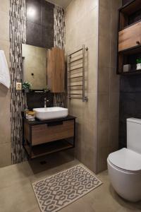 y baño con lavabo y aseo. en hotelise l Riverview Apartment, en Ereván
