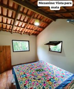 皮雷諾波利斯的住宿－Chácara Vale Dourado，一间卧室配有一张带彩色毯子的床