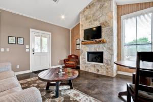 Gallery image of Cedar Cabin at RRR - A Birdy Vacation Rental in Comfort
