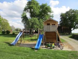 einen Spielplatz mit Rutsche und Spielhaus in der Unterkunft Ferienhof Obertor in Kirchberg an der Murr