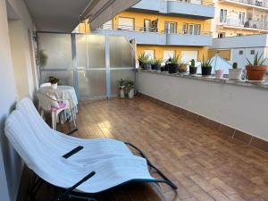 Un balcón con una silla y una mesa en un edificio en Còmode apartament al bell mig de Girona en Girona