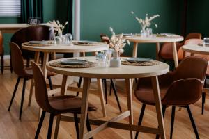 um grupo de mesas numa sala com cadeiras em Fancy Fritz B&B em Swakopmund