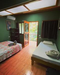 1 dormitorio con 2 camas en una habitación con ventana en Ceiba lodge, en Drake