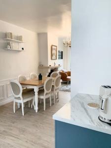 uma cozinha e sala de jantar com mesa e cadeiras em Maison de charme avec vue sur château em Pierrefonds