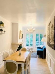 - une salle à manger avec une table et des chaises dans l'établissement Maison de charme avec vue sur château, à Pierrefonds