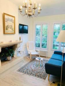 TV a/nebo společenská místnost v ubytování Maison de charme avec vue sur château