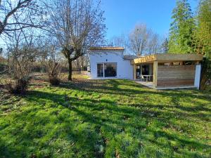 a small house in a field with a yard at Chez Emoun et Lina in Caussade