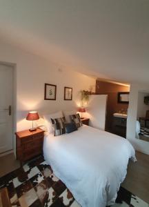 una camera con un grande letto bianco e due lampade di Lou Pantai, Bed and breakfast, Double Bedroom ad Aix en Provence