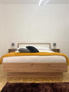 Un pat sau paturi într-o cameră la Gelsi Apartment - Roma Metro C