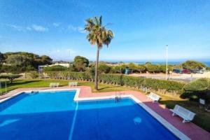 Bazén v ubytovaní Apartment Sol Vinaròs con AA Wi-Fi a primera línea y vistas al mar. alebo v jeho blízkosti