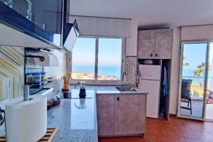 Kuchyňa alebo kuchynka v ubytovaní Apartment Sol Vinaròs con AA Wi-Fi a primera línea y vistas al mar.