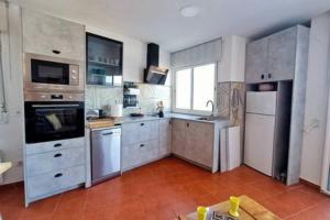 Kuchyňa alebo kuchynka v ubytovaní Apartment Sol Vinaròs con AA Wi-Fi a primera línea y vistas al mar.