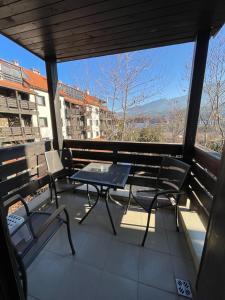 uma varanda com uma mesa e cadeiras e uma vista em Lorena’s Apartment Bansko,near Gondola em Bansko