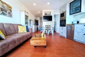 Kuchyňa alebo kuchynka v ubytovaní Apartment Sol Vinaròs con AA Wi-Fi a primera línea y vistas al mar.