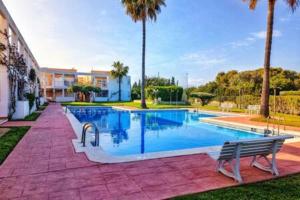 Bazén v ubytovaní Apartment Sol Vinaròs con AA Wi-Fi a primera línea y vistas al mar. alebo v jeho blízkosti