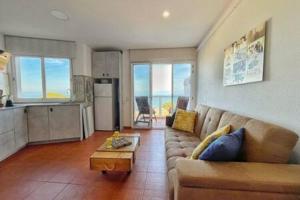 Kuchyňa alebo kuchynka v ubytovaní Apartment Sol Vinaròs con AA Wi-Fi a primera línea y vistas al mar.