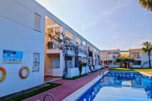 Bazén v ubytovaní Apartment Sol Vinaròs con AA Wi-Fi a primera línea y vistas al mar. alebo v jeho blízkosti