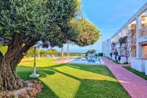 Bazén v ubytovaní Apartment Sol Vinaròs con AA Wi-Fi a primera línea y vistas al mar. alebo v jeho blízkosti