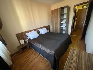 um quarto com uma cama grande num quarto em Lorena’s Apartment Bansko,near Gondola em Bansko