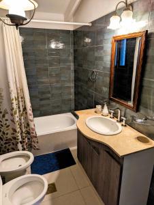 y baño con aseo, lavabo y bañera. en Big beautiful house with garden in 5ta Sección neighbourhood en Mendoza