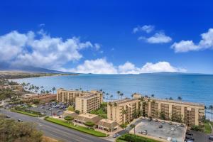 una vista aérea de un complejo junto al océano en Sugar Beach Resort en Kihei