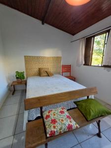 een slaapkamer met een bed en een bank in een kamer bij Recanto da Tuca in Socorro