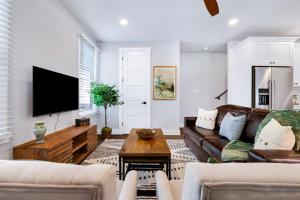 a living room with a couch and a tv at Evergreen - A Birdy Vacation Rental in San Antonio