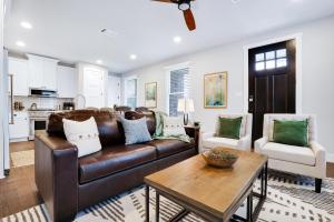 Køkken eller tekøkken på Evergreen - A Birdy Vacation Rental