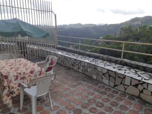 una mesa y sillas en un balcón con vistas en Aparto Suites 132, CA., en La Lagunita